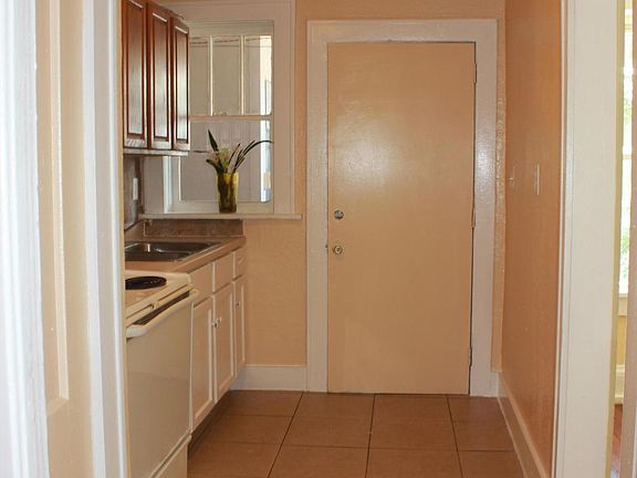 3rd image of 1483 N Myrtle Ave