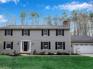 27 Greenwood Dr, Orchard Park, NY 14127