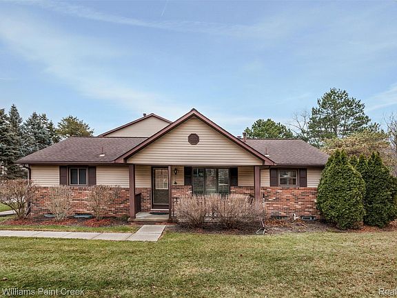 3rd image of 975 Woodlane Dr