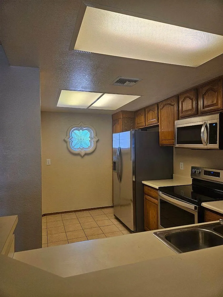 2 bed, 2.5 bath, 1240 sqft, $1,670 — Photo 3