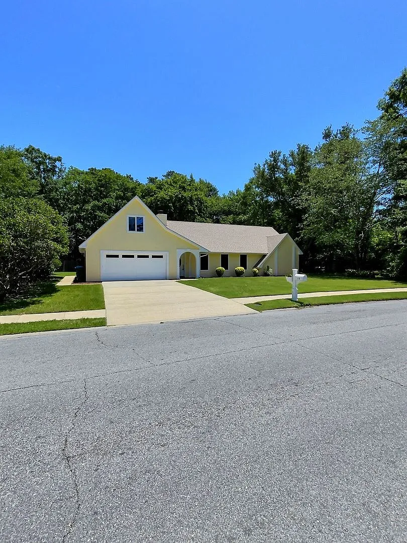 Spacious 4 bedroom home in Ocean Springs! — Photo 3
