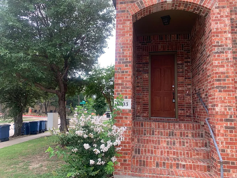 1303 Halcyon Pl — Photo 2