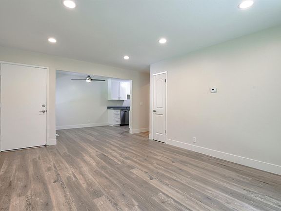 5th image of 49 Kim Louise Dr #2