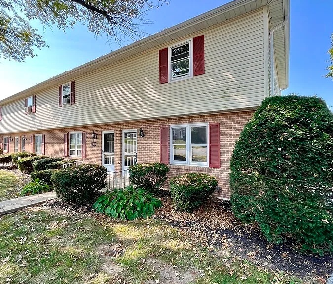 Oak Manor Dr — Photo 7