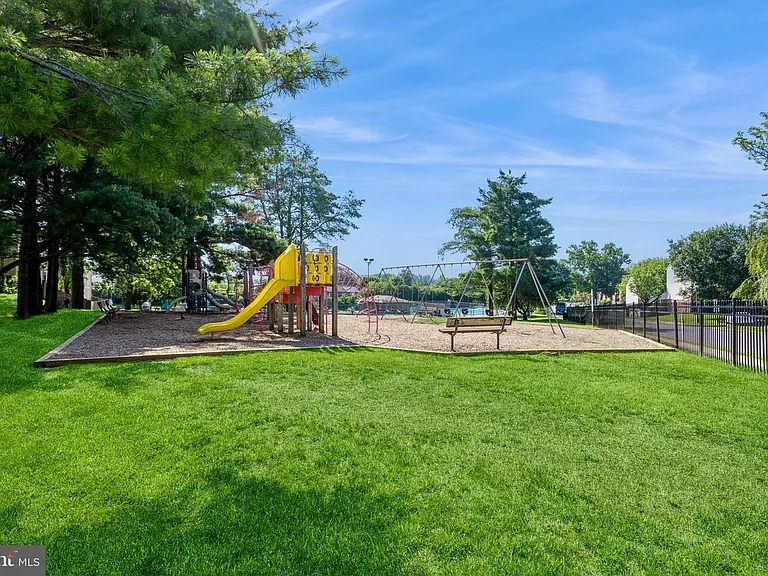 8 Tatler Pl — Photo 45