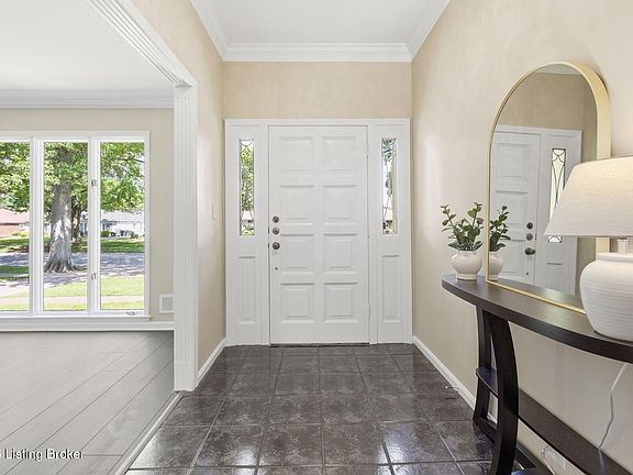 3rd image of 10110 Timberwood Cir