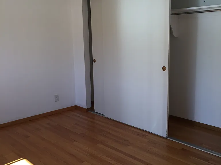 953 Henderson Ave — Photo 5