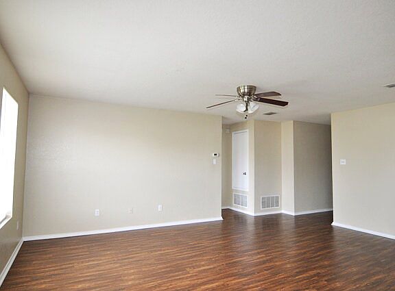 3rd image of 1421 Queens Brook Ln