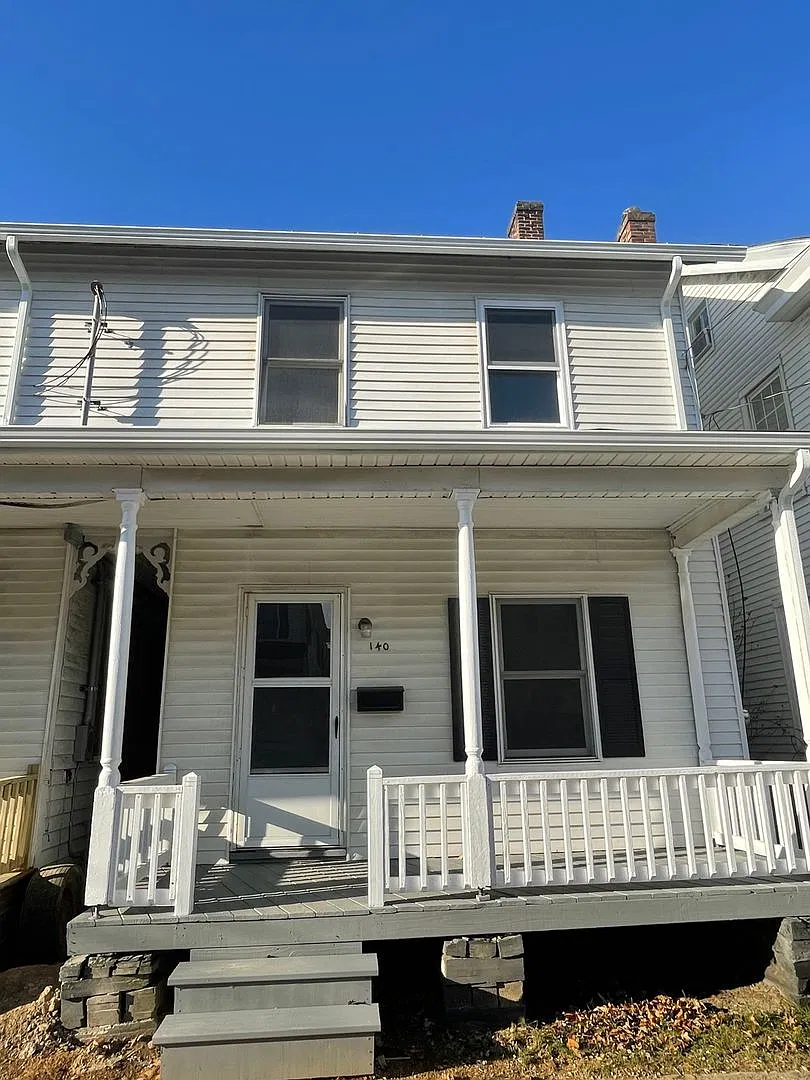 Charming Home for Rent in Slatington, PA Great Location Near Schools, Parks & Shopping! — Photo 1