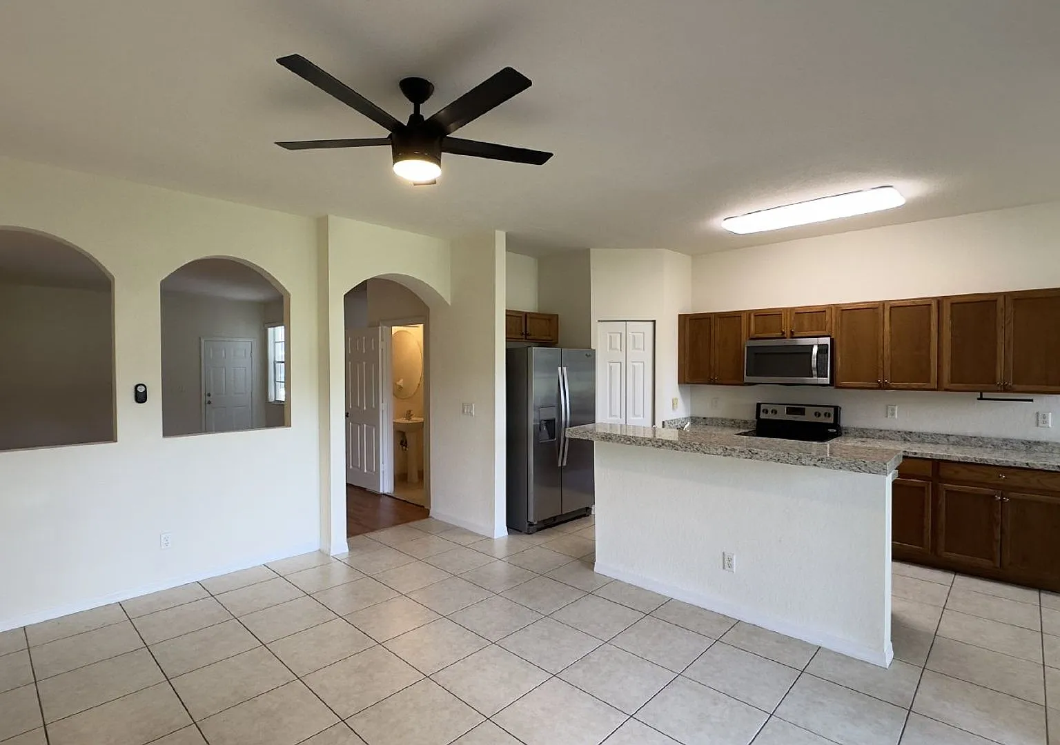Spacious 3-Bedroom Condo in Gated Magnolia Bay Community — Photo 4