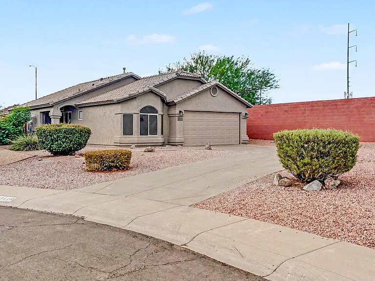 1119 E Pontiac Dr — Photo 32