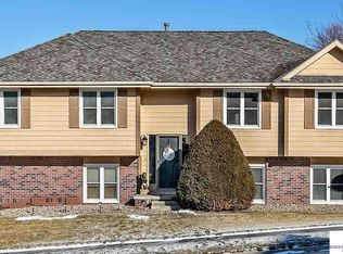 4827 Lakeside Dr, Omaha, NE 68135