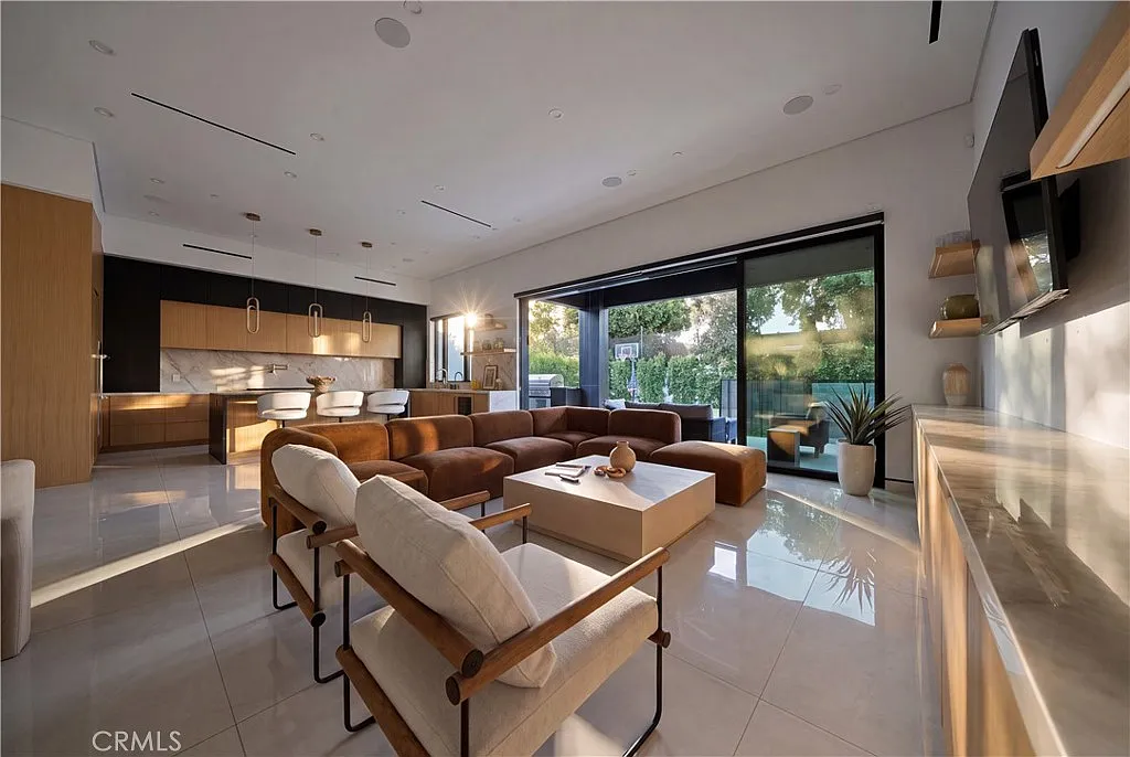 4 bed, 3000 sqft, $16,250 — Photo 1