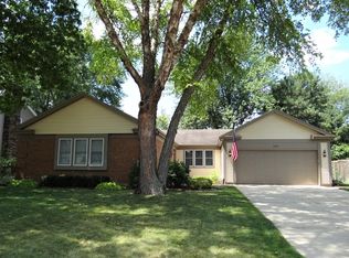 325 Stratford Ct, Aurora, IL