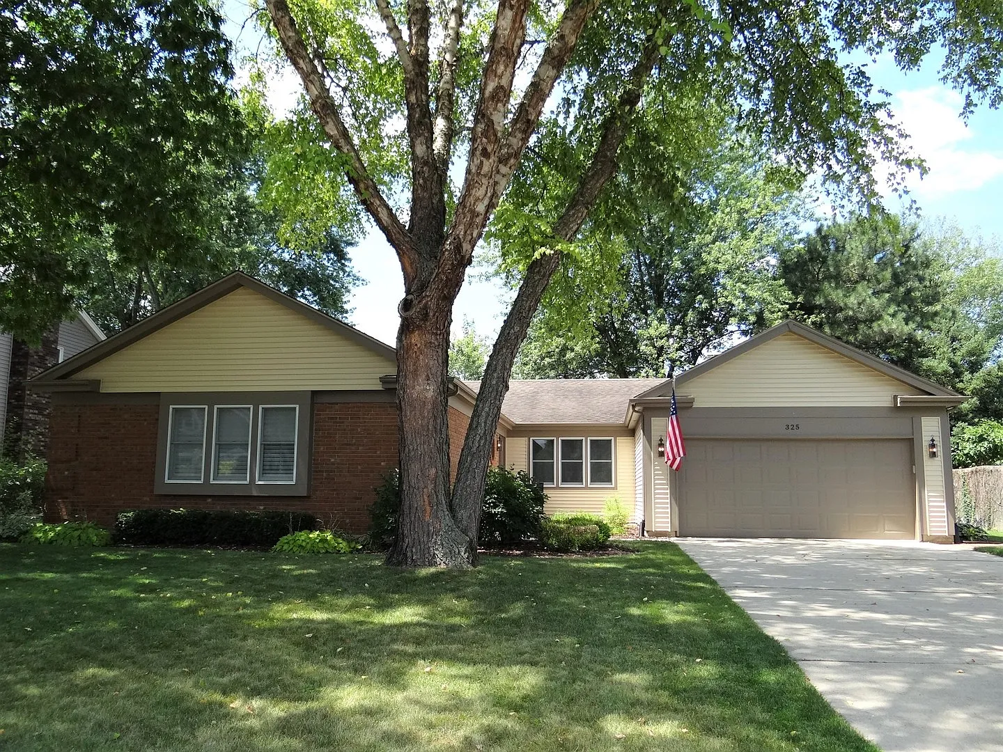 325 Stratford Ct photo 1