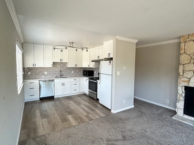 825 Lincoln Way — Photo 4
