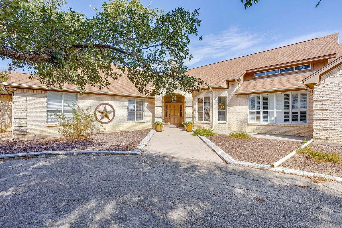 4 bed, 3.0 bath, 2897 sqft, $3,500 — Photo 1