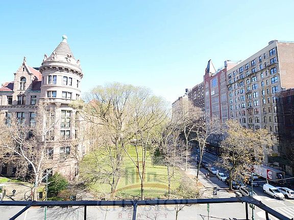 3rd image of 101 W 77th St APT 3A