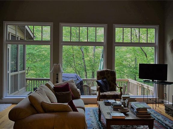 2nd image of 40 Chestnut Oak Ln