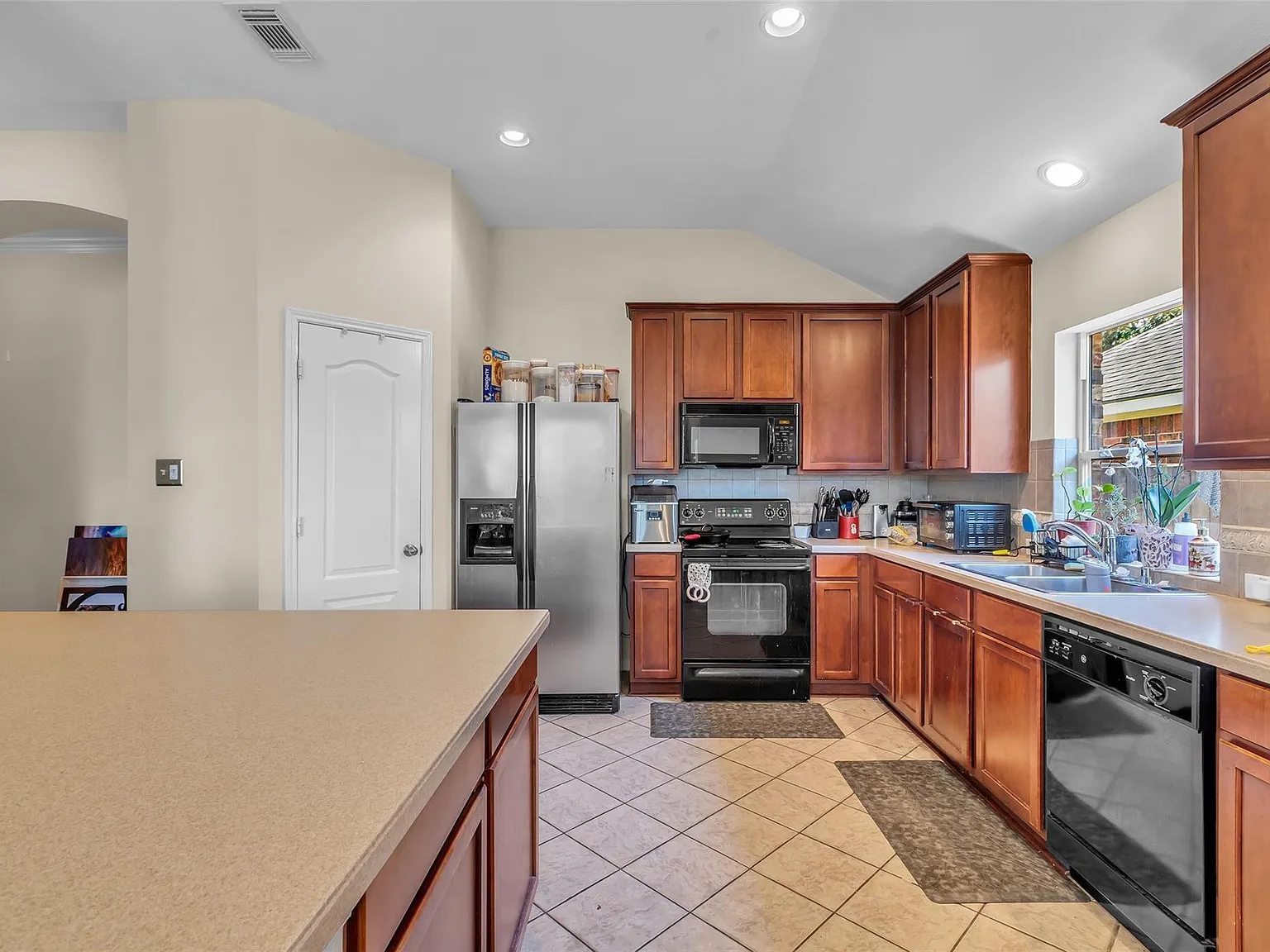 3 bed, 2.0 bath, 1825 sqft, $2,200 — Photo 3