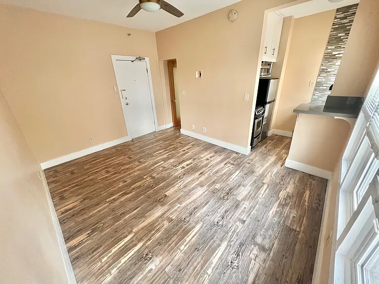 14 Westminster Ave #5 — Photo 3