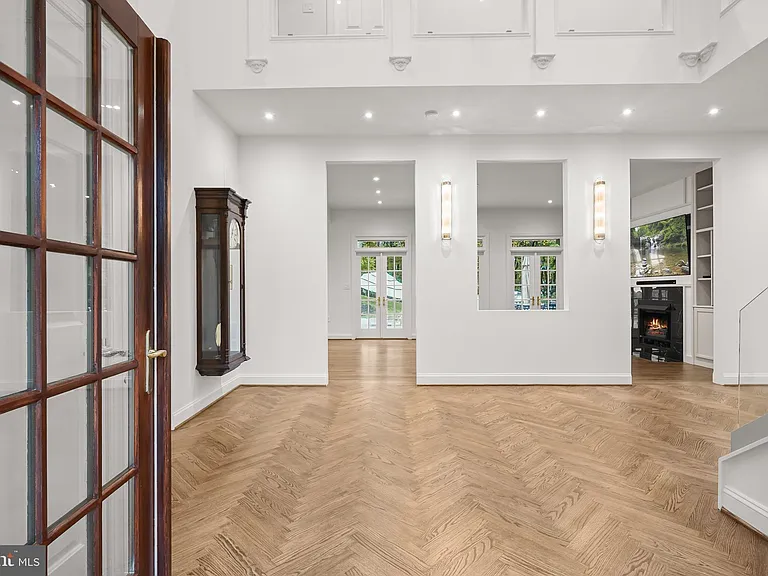 1404 Wynhurst Ln — Photo 3