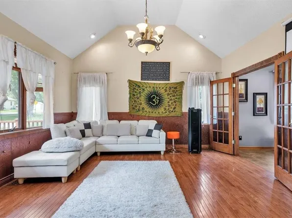 1005 N 8th St, Lansing, KS 66043