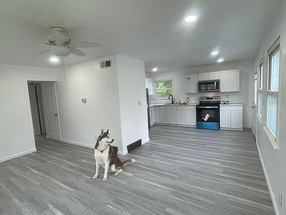 3rd image of 5219 Woodbine Ave