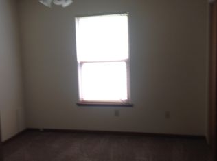 829 Meadowbrook Rd, Salina, KS 67401