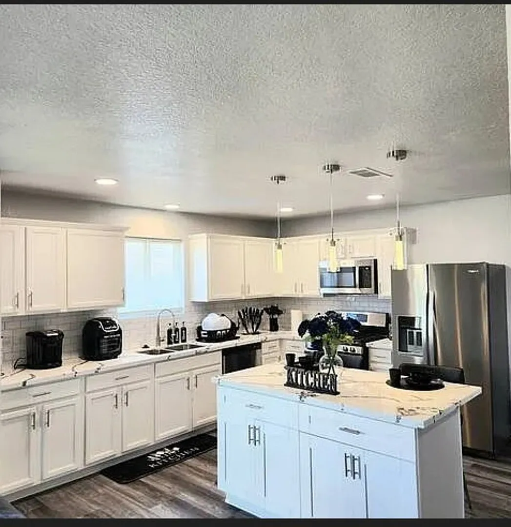 Furnished 4BR/2.5BA Home in Houston Med Center All Bills Included — Photo 3