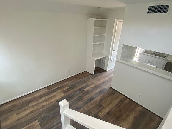 4th image of 912 W 22nd 1/2 St #J