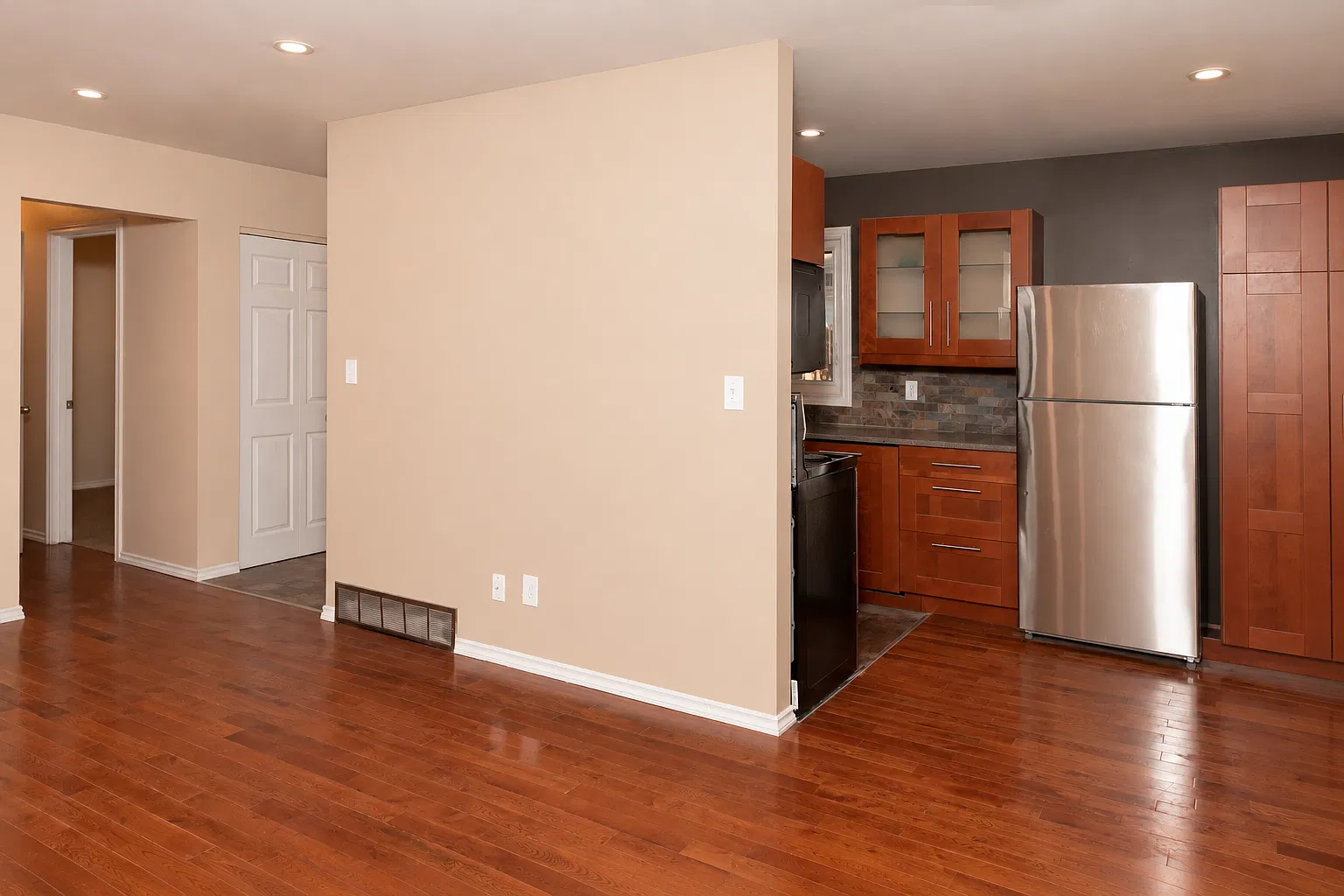 834 Mcmeans Ave E — Photo 2