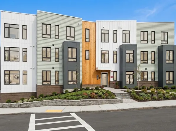 34 Oak St #303, Hyde Park, MA 02136