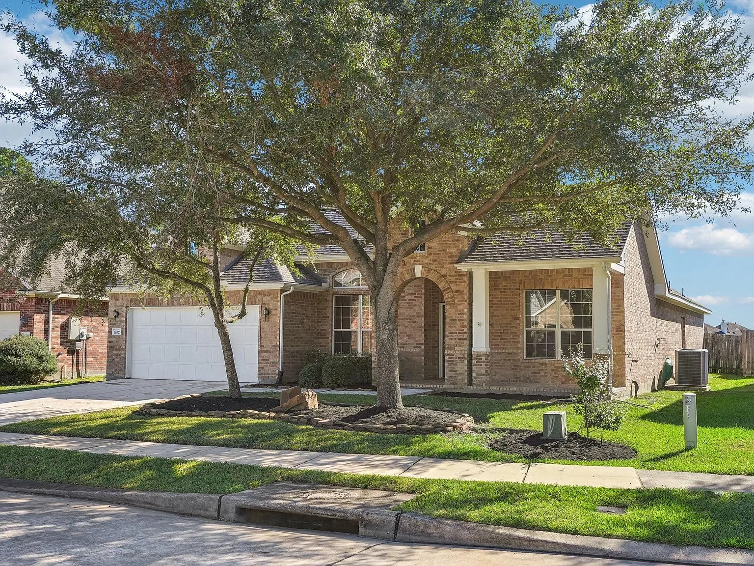 3 bed, 2.5 bath, 2667 sqft, $2,650 — Photo 3