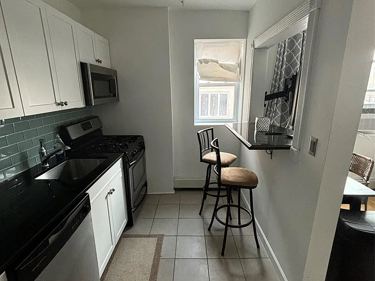 251-255 W Broadway #203 — Photo 4