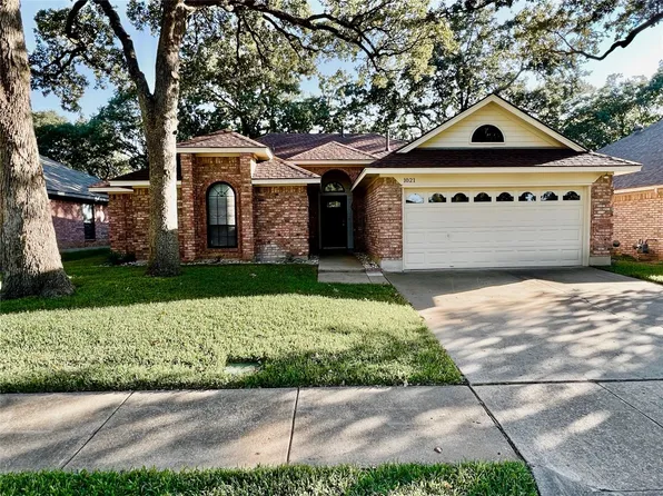 1021 Hunter Ridge Dr, Arlington, TX 76013