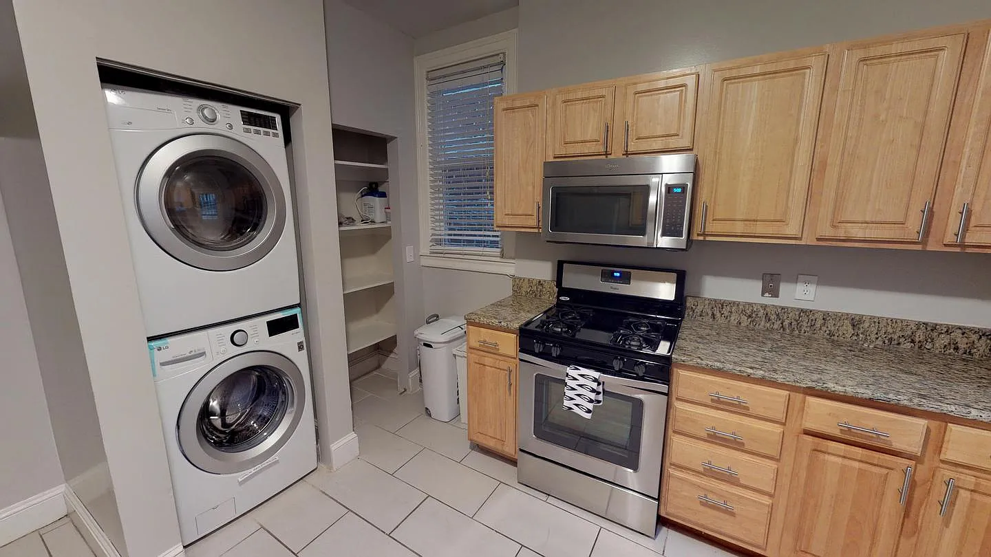 Private Room in Beautiful townhouse at the heart of Adams Morgan — Photo 4