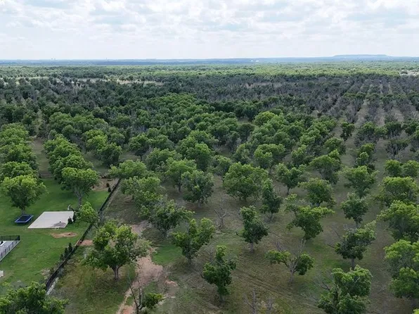 8317 W Landings Rd, Granbury, TX 76049