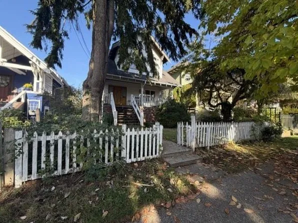 1017 Hamilton St, New Westminster, BC V3M 2M8