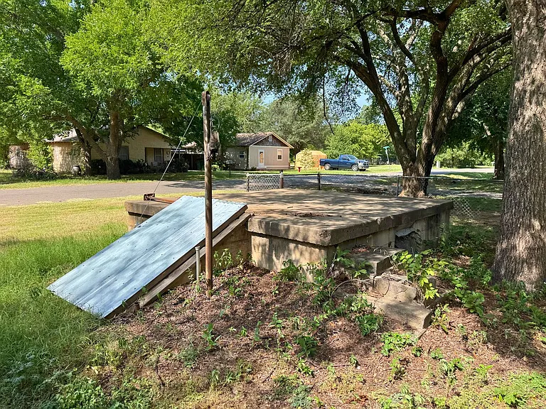 808 E Bank St — Photo 30