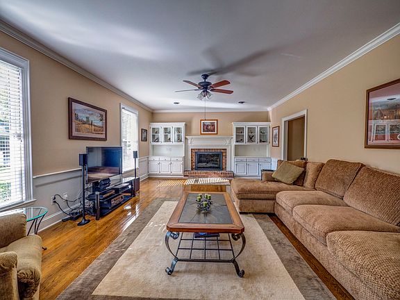 4th image of 589 Sandringham Pl NE