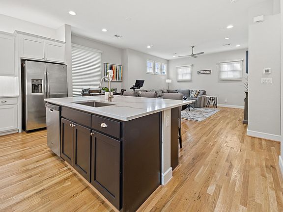 3rd image of 5089 Gaston Ave #1003