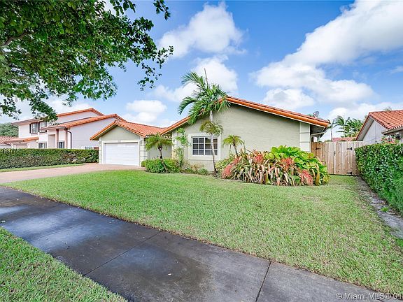 Home For Sale In Country Lake Manors