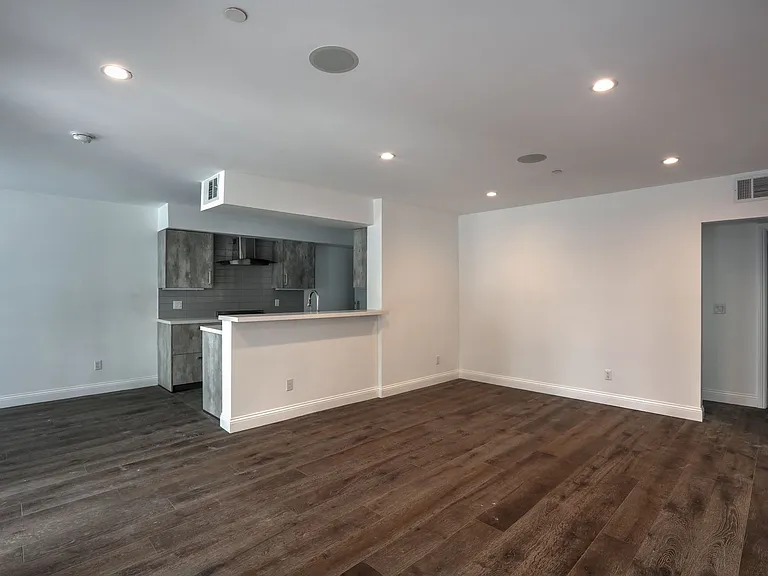 1105 Alta Loma Rd — Photo 11