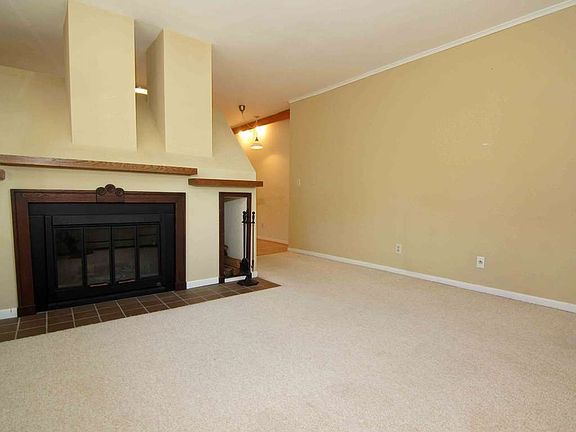 4th image of 676 Ashland Ave APT 7