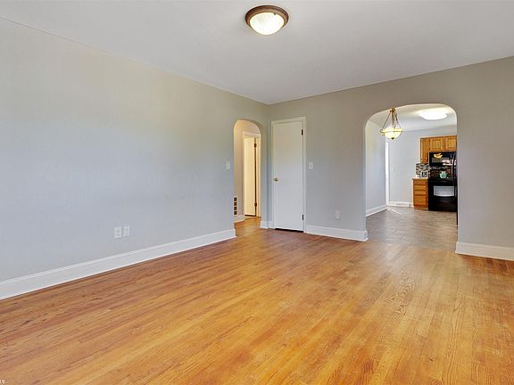 3rd image of 185 Craig St