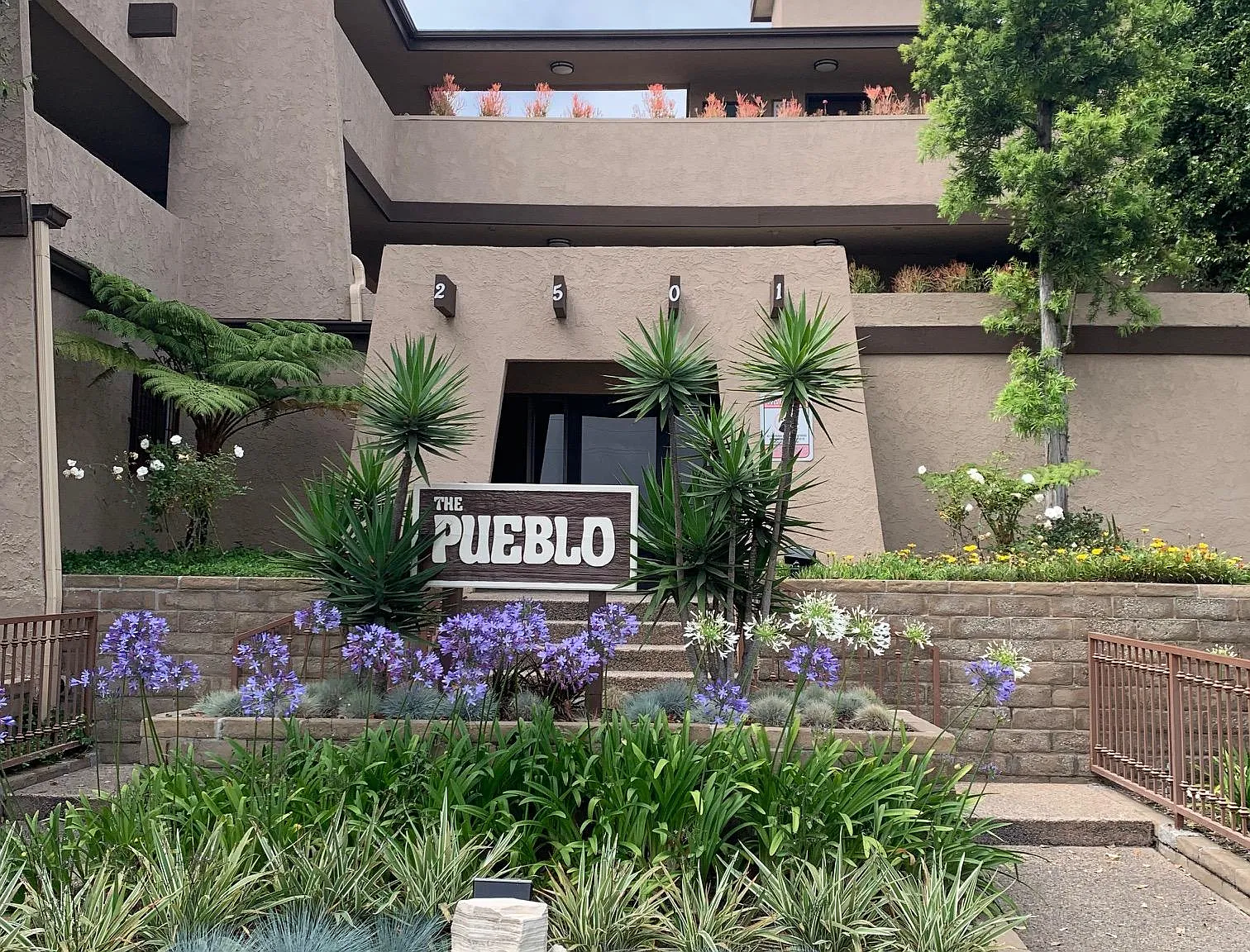 2 bed, 700 sqft, $2,300 — Photo 1