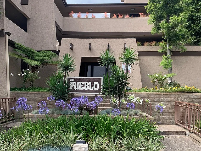 2501 W Redondo Beach Blvd — Photo 1