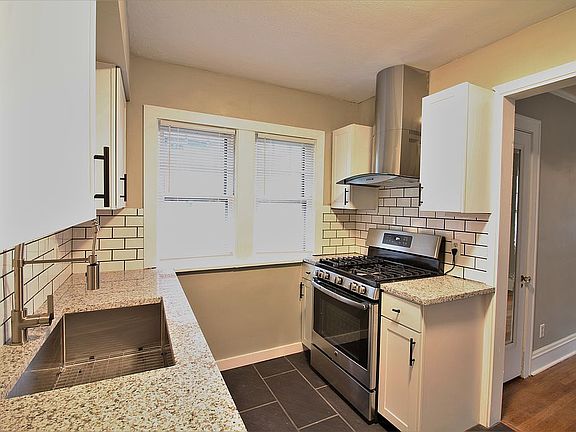 4th image of 1623 Victoria Ave
