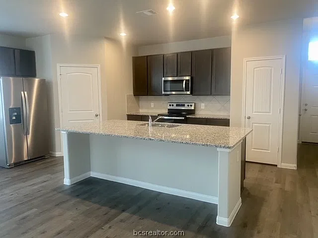 3 bed, 2059 sqft, $2,100 — Photo 2